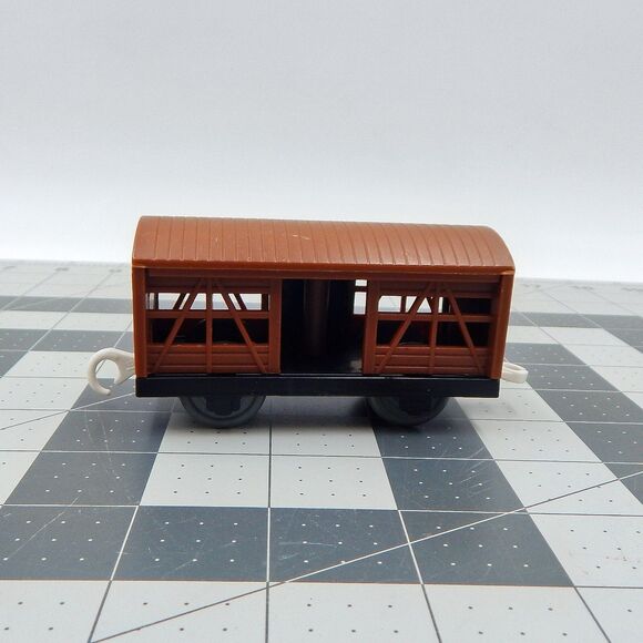Thomas & Friends Trackmaster Train Brown Livestock Cattle Cargo Car 2002 - Picture 3 of 7